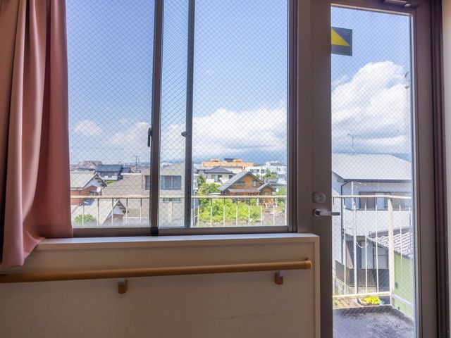 居室から見える景色 居室 窓から自然光が差し込む明るい居室。開放感ある眺めで、心地よい時間を過ごせます。
