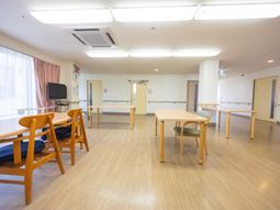 共有スペースの明るい居室