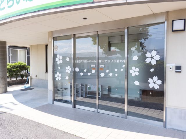 エントランスを映す風景 エントランス 明るい日差しが差し込むエントランスです。花柄の装飾が施されたガラス扉を通して、訪れる方をやさしく迎え入れます。