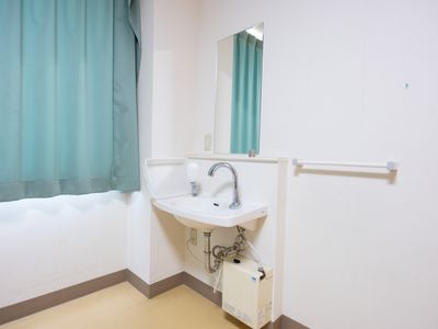 手すり付き洗面台の内観