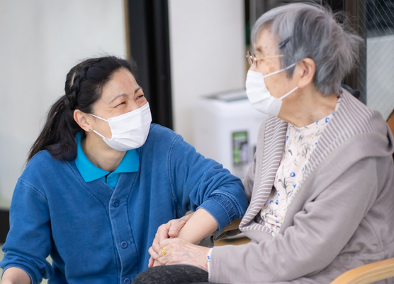笑顔で会話する様子の居室