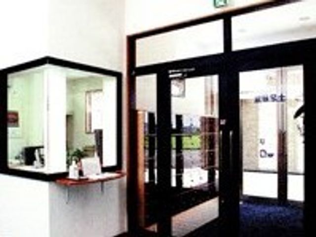 明るいエントランス風景 エントランス 開放感のあるエントランスでは、明るく落ち着いた雰囲気でお迎えします。来訪者の様子を確認できる受付スペースもございます。