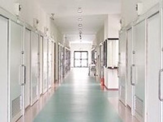 明るく広々とした廊下
