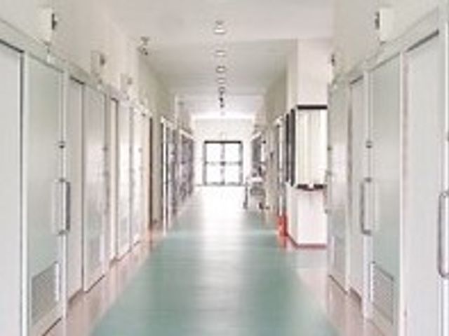 明るく広々とした廊下 通路 清潔感のある廊下は、日差しも差し込み明るく、快適な移動をサポートします。スタッフが利用者様のサポートを行いやすい設計になっています。