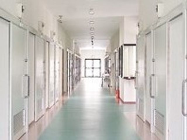 明るく広々とした廊下 通路 清潔感のある廊下は、日差しも差し込み明るく、快適な移動をサポートします。スタッフが利用者様のサポートを行いやすい設計になっています。