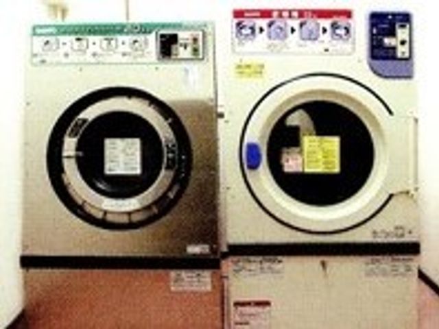 洗濯機が設置された空間 ランドリー 清潔に保たれた洗濯設備が整っており、いつでも気軽にお洗濯ができる環境です。
