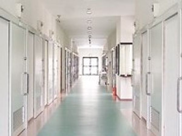 明るく清潔な廊下