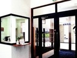 清潔な施設の受付エリア