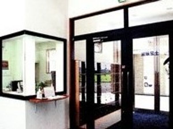 清潔な施設の受付エリア