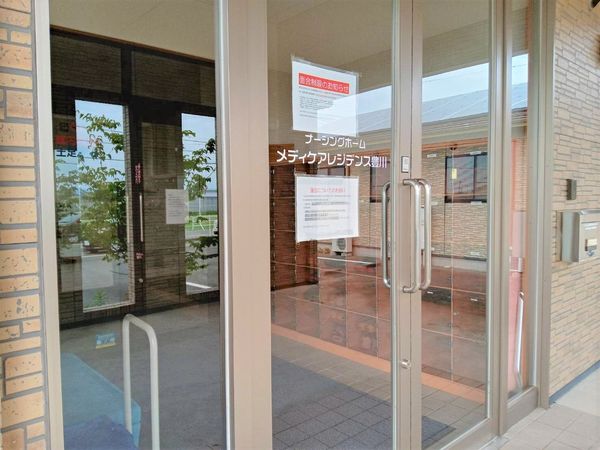エントランスの透明な扉