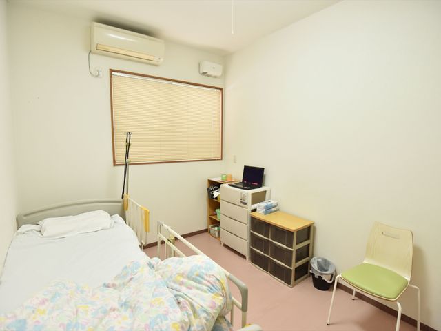 シンプルな個室の居室 居室 明るく落ち着きのある個室です。快適な空間でのひとときをお過ごしいただけます。