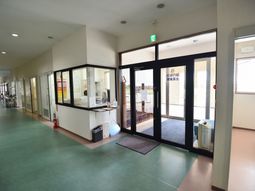 廊下とエントランスの風景