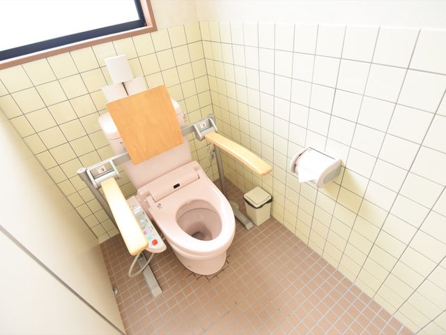 バリアフリートイレ トイレ 手すり付きのトイレは安全に配慮され、利用者の自立を支援する設計になっています。清潔感ある環境で、快適にお使いいただけます。