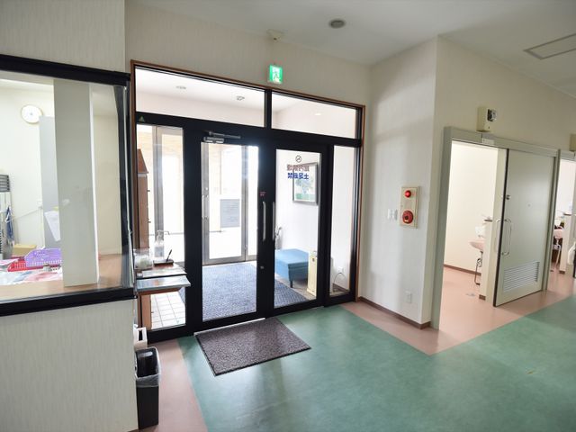 エントランスの様子 玄関 ゆったりとしたエントランスが配置され、清潔感ある床と明るい照明が印象的です。スタッフとの対話もしやすい開放的な設計になっています。