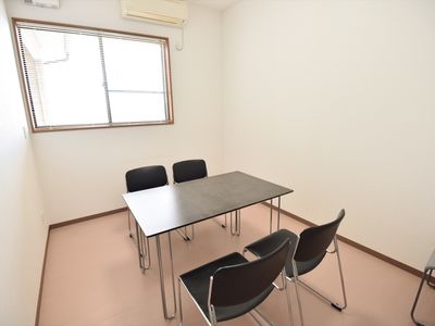シンプルな会議室