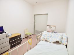 洋室のベッドと机