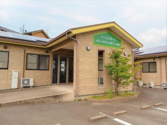 温かみのある施設の外観