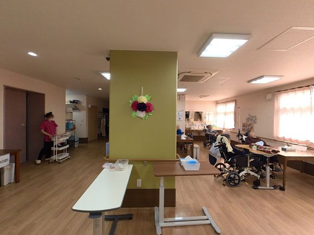 居心地の良い食堂 食堂 広々とした食堂には、明るい光が差し込み、利用者の方々が会話を楽しむ姿が見受けられます。安らぎと交流の場所として最適です。