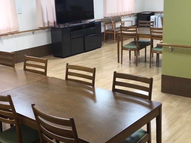 食堂の勤務環境 ダイニングルーム 清潔なダイニングでの明るく快適な勤務スペースがあなたを待っています。