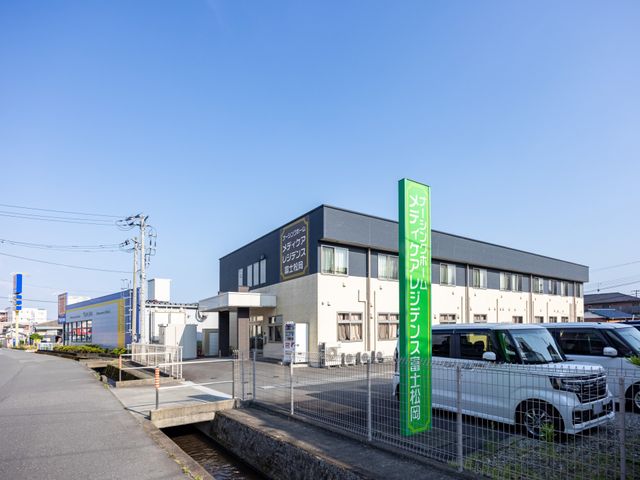 快適な外観の施設 外観 清潔感溢れる明るい外観です。バリアフリー設計で安心してお過ごしいただけます。