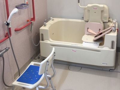 介護用の清潔な浴室