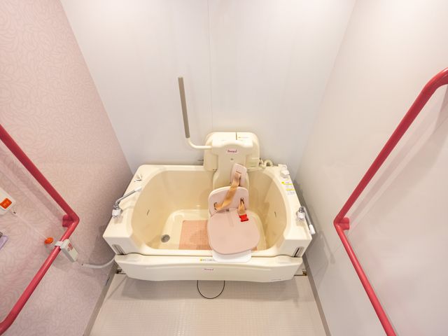安全な浴室の設備 浴室 手すりが設置された清潔感のある浴室です。快適で安全な入浴をサポートします。