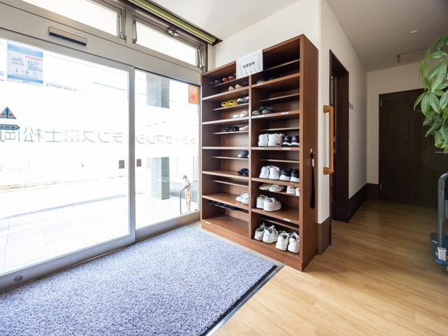 エントランスの風景 エントランス 靴を整然と収納できる棚が設置された、明るく開放的なエントランスです。外に面した窓からは日差しも入り、訪れる方々を暖かく迎えています。