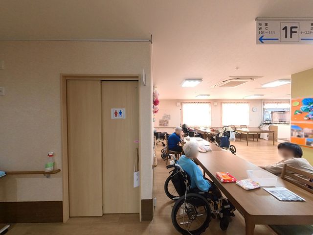 ゆったりとしたダイニングルーム ダイニングルーム 広々として明るい食事のスペースです。車椅子の方も楽にご利用になれるよう配慮されています。