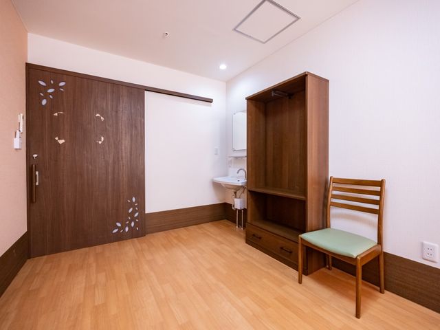 居心地の良い居室 居室 ゆったりとした空間の居室です。木の温もりを感じる家具が配置され、落ち着いた時間を過ごせます。