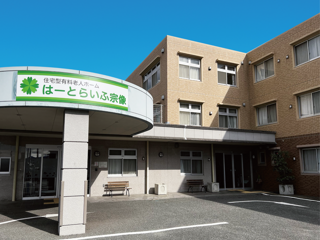 はーとらいふ施設のエントランス 温かみのある外観と清潔感の漂う玄関が迎える、はーとらいふの顔です。働きやすさを感じる環境がここにあります。