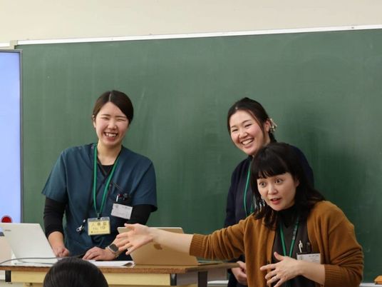 笑顔のスタッフがいる教室  