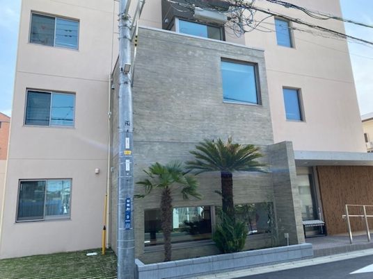 モダンな建物エントランス
