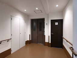 清潔な廊下と扉たち