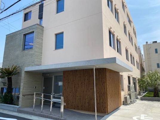 現代的な建物のエントランス