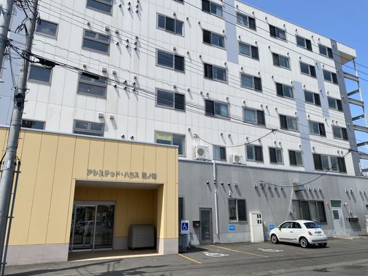 清潔感のある建物エントランス