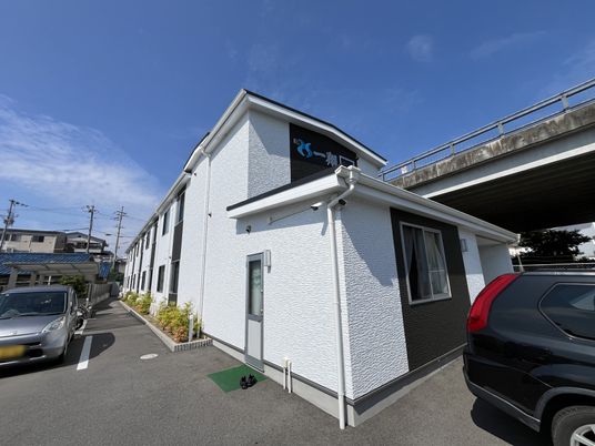 白い外壁の建物エントランス