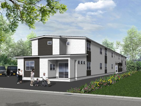人々と建物外観