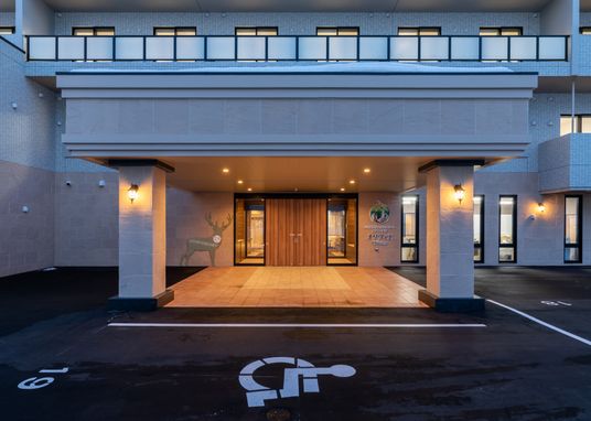 車椅子マークがある玄関