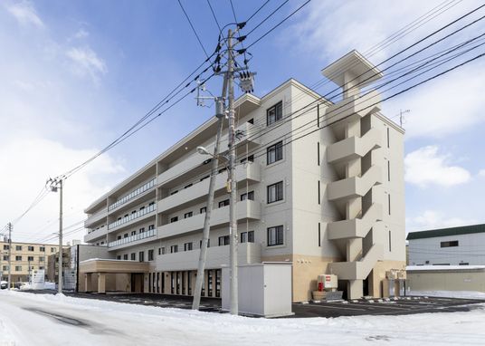 雪景色の建物外観