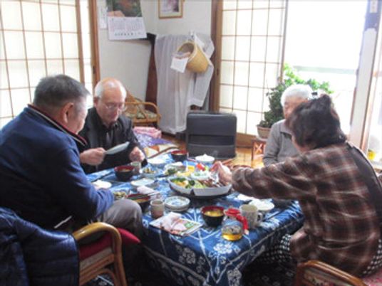 共有ダイニングでの食事風景