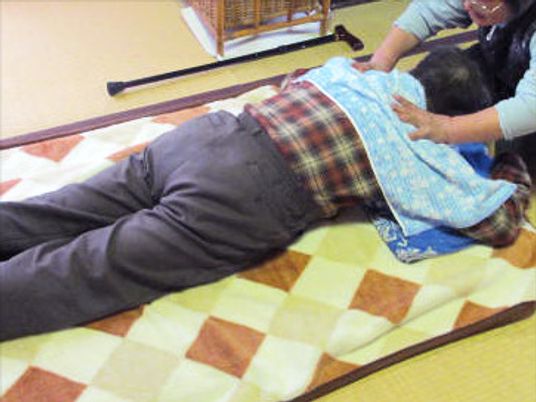 ケア中の利用者とスタッフ