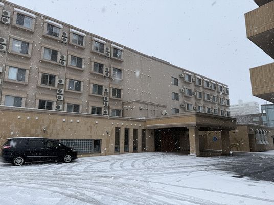 積雪のある建物の外観