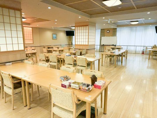 広々としたスペースの食堂