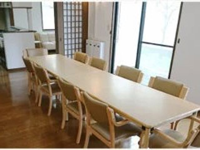明るい食堂のテーブル席  