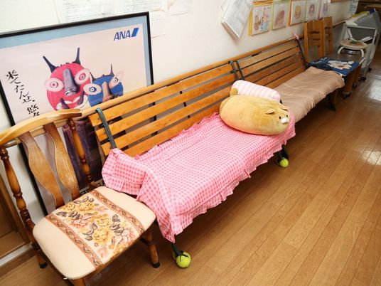 廊下のベンチと椅子