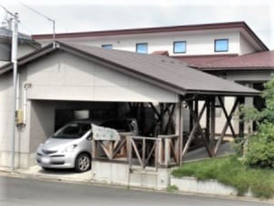 屋根付き駐車スペースの外観