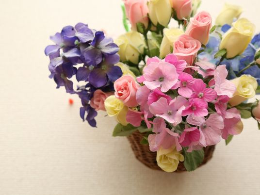カラフルな造花のバスケット