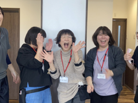 笑顔のスタッフ集合  