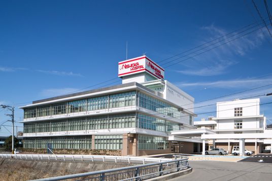 光が差し込む外観