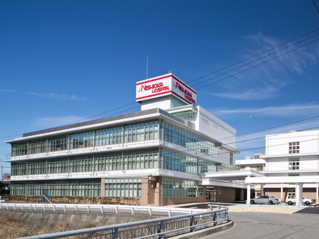 光が差し込む外観 外観 広々とした建物で、光が差し込む開放的な施設です。快適な環境で働ける職場です。